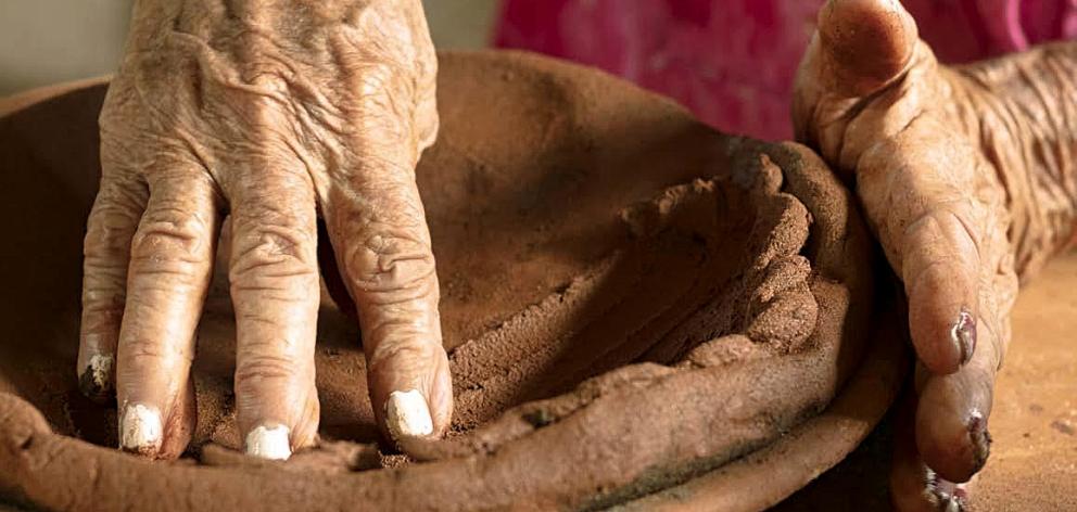 Barro, arena y mangle: La tradición de la artesanía en barro en Puerto San Pablo de Nandayure