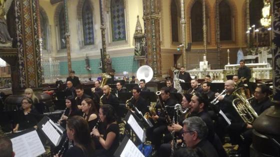 Músicos de la Banda de Conciertos de San José ejecutando su programa musical dentro de una iglesia