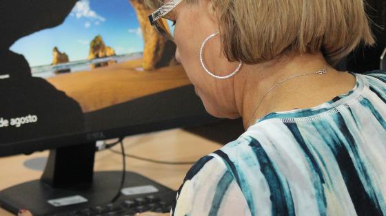 Matricula talleres cortos, programas de diseño Señora de cabello corto rubio, frente a una computadora