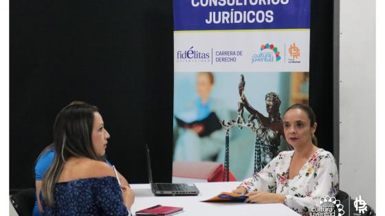 Consultas jurídicas virtuales Una abogada atendiendo a dos usuarias