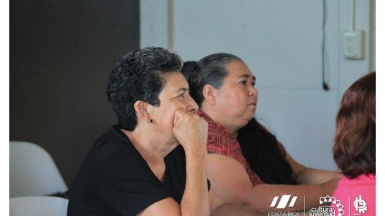 Taller virtual Creatividad e innovación Dos personas prestando atención a una persona