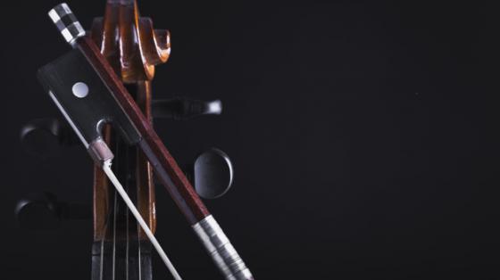 Arco y violoncelo, con fondo negro