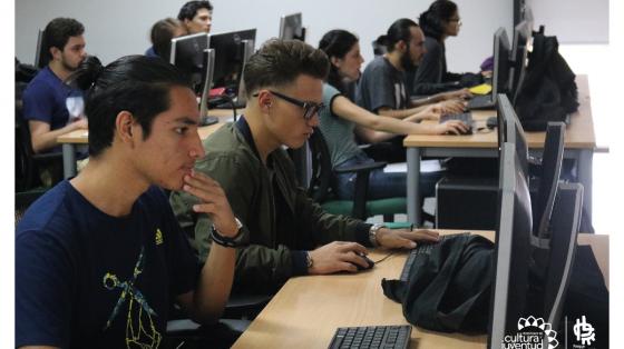 Varios jóvenes en un capacitación mientras están en un laboratorio de computación