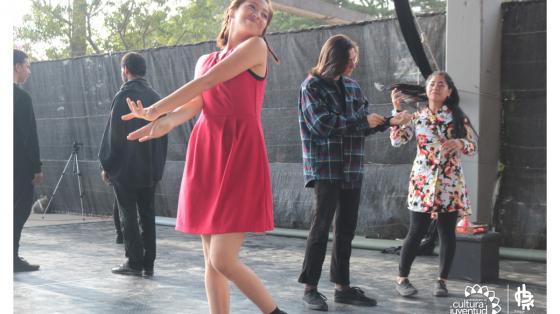 Jóvenes alegres bailando