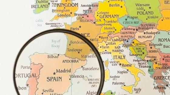 Lupa sobre un mapa que muestra la ubicación de España