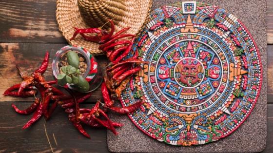 Símbolos mexicanos decorativos: chile seco, sombrero