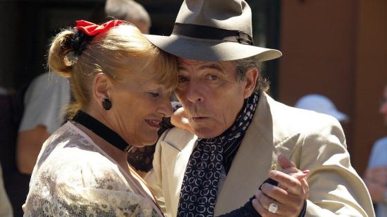 Hermosa pareja de adultos mayores bailando tango