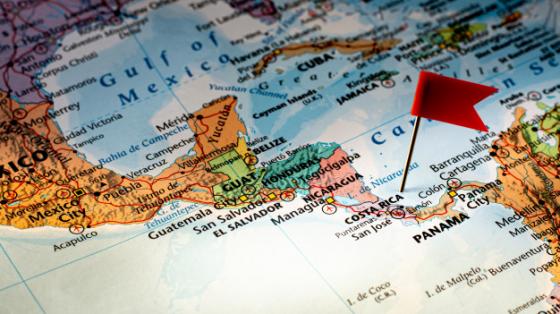 Mapa de Centroamérica, con una banderilla roja señalando la ubicación de Costa Rica