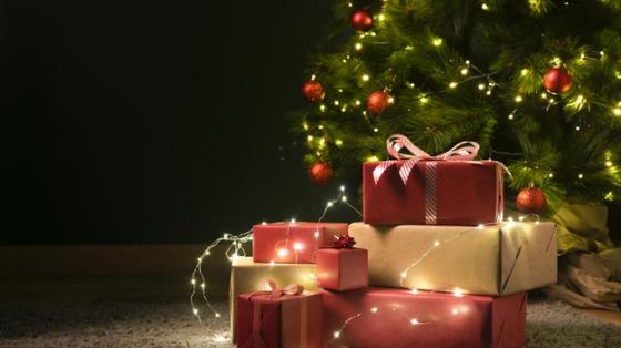Vista frontal de un árbol de Navidad decorado y rodeado de regalos