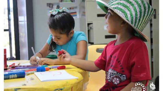 Matricula de talleres virtuales de verano del Centro Infantil y Juvenil Dos niños disfrutando de los talleres de vacaciones del Centro Infantil y Juvenil