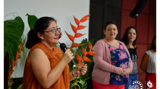 Una emprendedora hablando frente a un público contando su historia