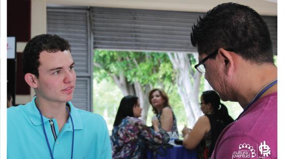 Servicio de Asesoría Fiscal Dos personas conversando y recibiendo asesoría de una tema en específico.