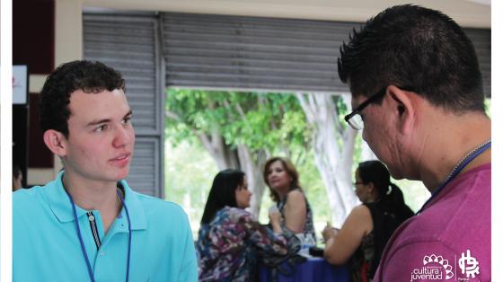 Dos personas conversando y recibiendo asesoría de una tema en específico. 