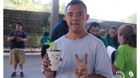 Matrícula de los cursos del proyecto Moviéndonos con Libertad Joven mostrando la matita que él plantó