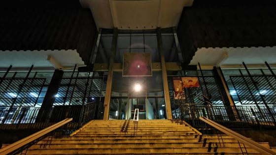 Fotografía nocturna de a fachada de la Biblioteca Nacional