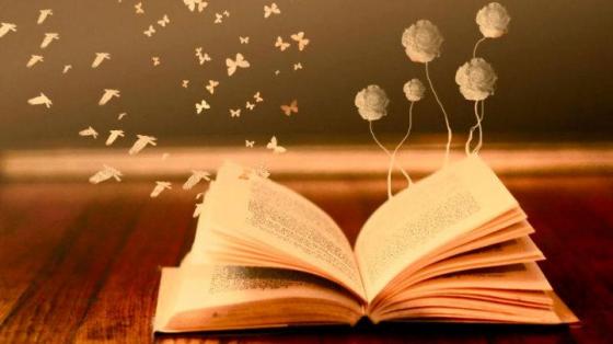 Libro abierto con estrellas brillantes que salen de sus páginas
