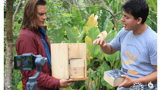 Dos instructores mostrando como se pueden atraer abejas