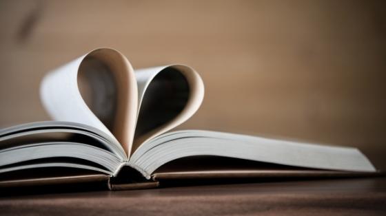 Libro abierto y sus hojas dobladas en forma de corazón