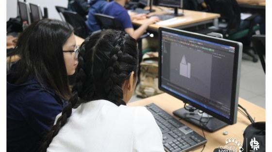 Dos jóvenes frente a una computadora