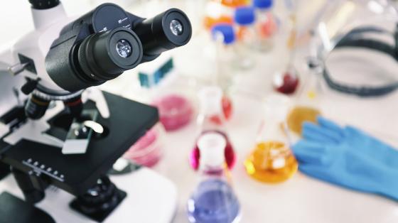 Microscopio e implementos en un laboratorio científico