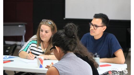 Taller Consumidor Mutante Tres personas prestando atención en una charla