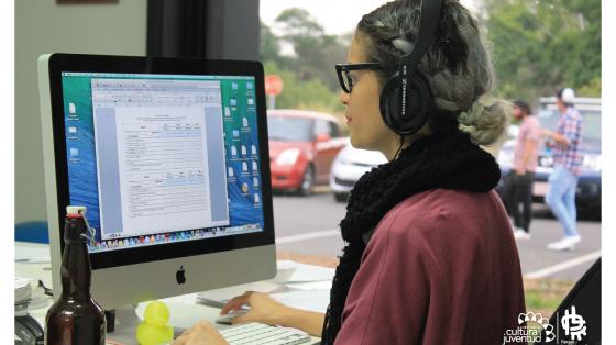 Una mujer frente a una computadora