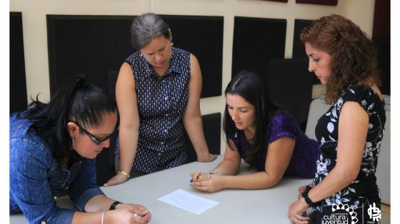 Un grupo de mujeres completando un documento