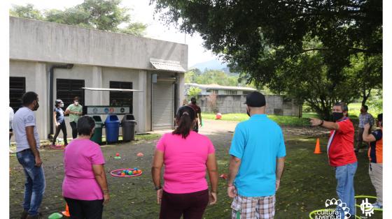 Varios participantes jugando en un área externa del PLL