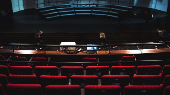 Fila de asientos rojos en un teatro. 