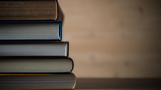 Torre de libros sobre una mesa. 