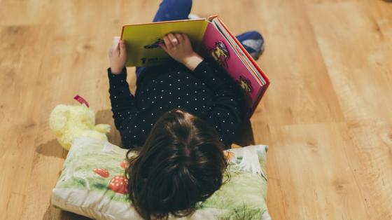 Niña leyendo un libro.