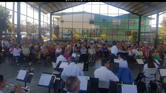 Concierto: "Celebración del Mes de la Persona Adulta Mayor" adultos mayores disfrutando de un concierto
