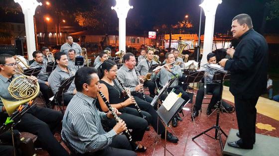 músicos tocando en kiosco del parque