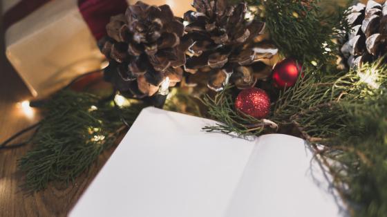 Libro abierto con decoraciones navideñas.