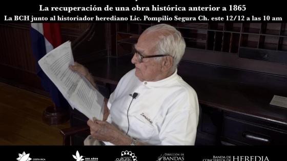 Fotografía del Historiador Pompilio Segura leyendo partitura musical
