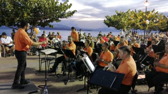 Músico de la Banda de Puntarenas tocando en el puerto
