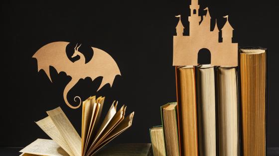 Composición de libros y figuras de cartón de fantasía.
