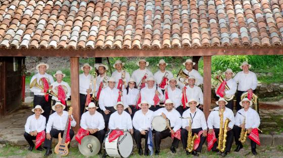 Músicos de la Banda de Guanacaste con chonete y pañuelos
