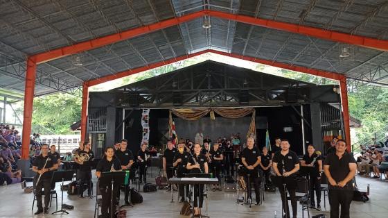 Foto de la Banda de Conciertos de Heredia en un gimnasio de centro educativo