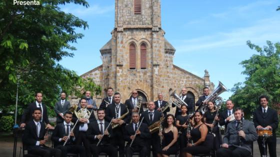 Foto de la Banda de Conciertos de Puntarenas con iglesia del puerto detrás