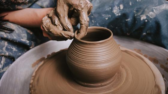 Fotografía de manos creando una escultura.