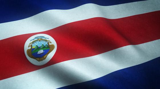 Fotografía de la bandera de Costa Rica ondeante.