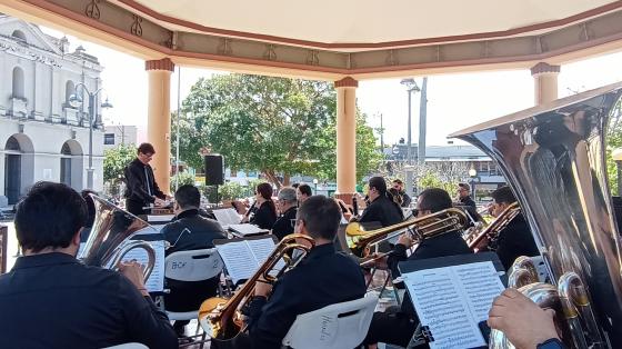 Banda de Conciertos de Heredia tocando en el kiosco del parque central de Heredia