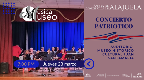 Concierto Patriótico - Banda de Conciertos de Alajuela Foto de la Banda de Alajuela en Teatro con telón azul y cintillos con el color de la bandera