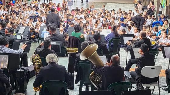 Foto de niñas y niños disfrutando de un concierto de la Banda de Cartago