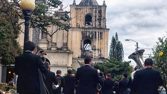 Foto de la Banda de Conciertos de Heredia, músicos recorriendo el parque con sus instrumentos