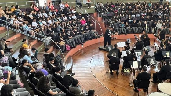 Fotos de niños y adolescentes disfrutando de un concierto educativo