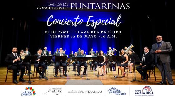 Músicos de la Banda de Puntarenas en teatro con fondo azul