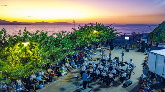 foto de la Banda de Puntarenas tocando en el faro