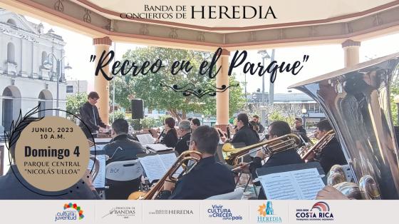 Músicos tocando en el quiosco del parque central de Heredia